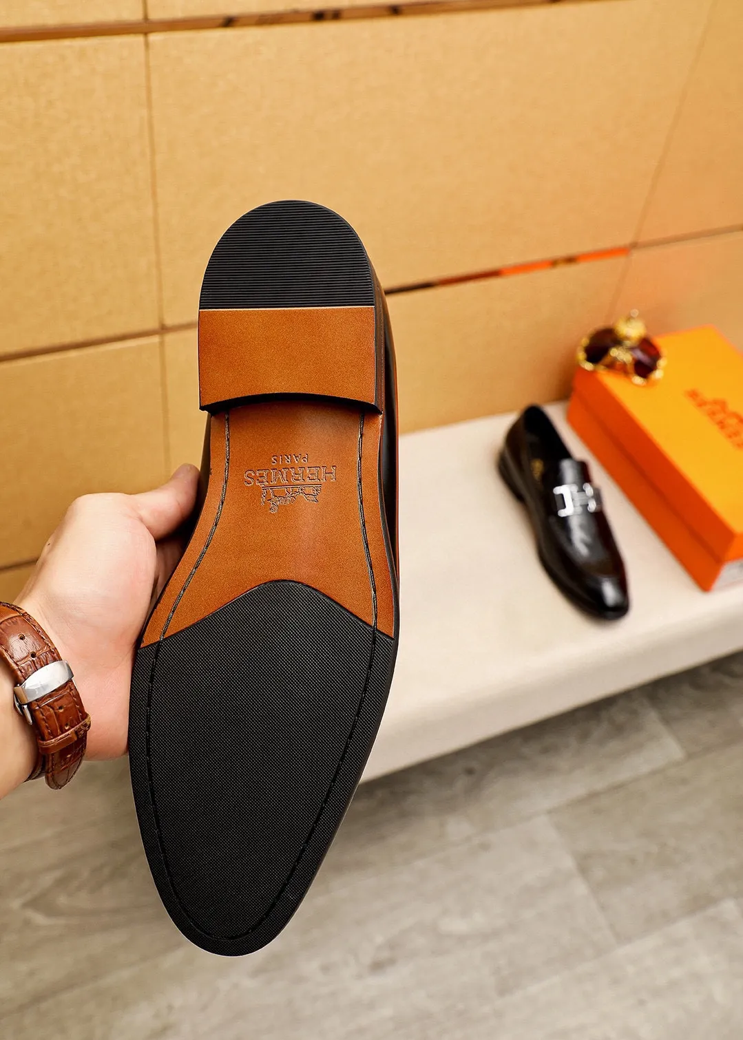 Men's shoes 💰480 💐 Product trademark: HERMES "Hermès" casual leather shoes Regular size: 39-44 (38.45.46🉑️Customized) Product materials: Selected imported first-layer calfskin embossed upper + classic hardware buckle, imported water-dyed cowhide lining. Strong three-dimensional visual effect, combined outsole Color: 1⃣️color optional